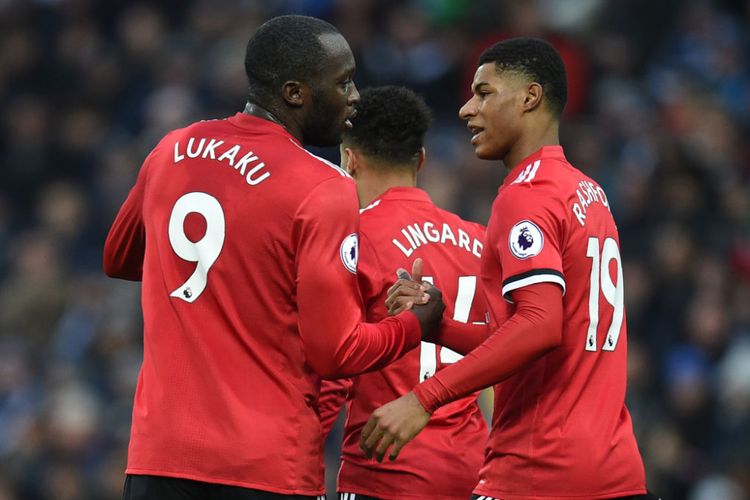 Romelu Lukaku dan Marcus Rashford merayakan gol Manchester United ke gawang West Bromwich Albion pada pertandingan Premier League di The Hawthorns, Minggu (17/12/2017).