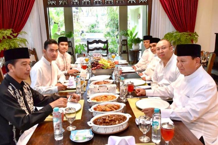 Jamuan makan siang yang disediakan Ibu Iriana Jokowi untuk Prabowo Subianto, putranya dan para petinggi Gerindra di Solo, Sabtu (22/4/2023).