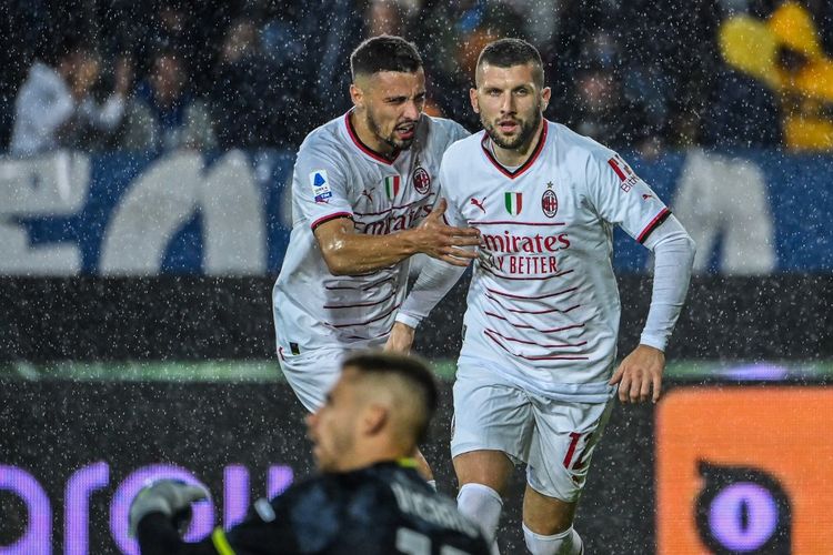 Penyerang AC Milan Ante Rebic berselebrasi usai membobol gawang Empoli pada laga pekan kedelapan Liga Italia 2022-2023 di Stadion Carlo Castellani, Minggu (2/10/2022) dini hari WIB.
