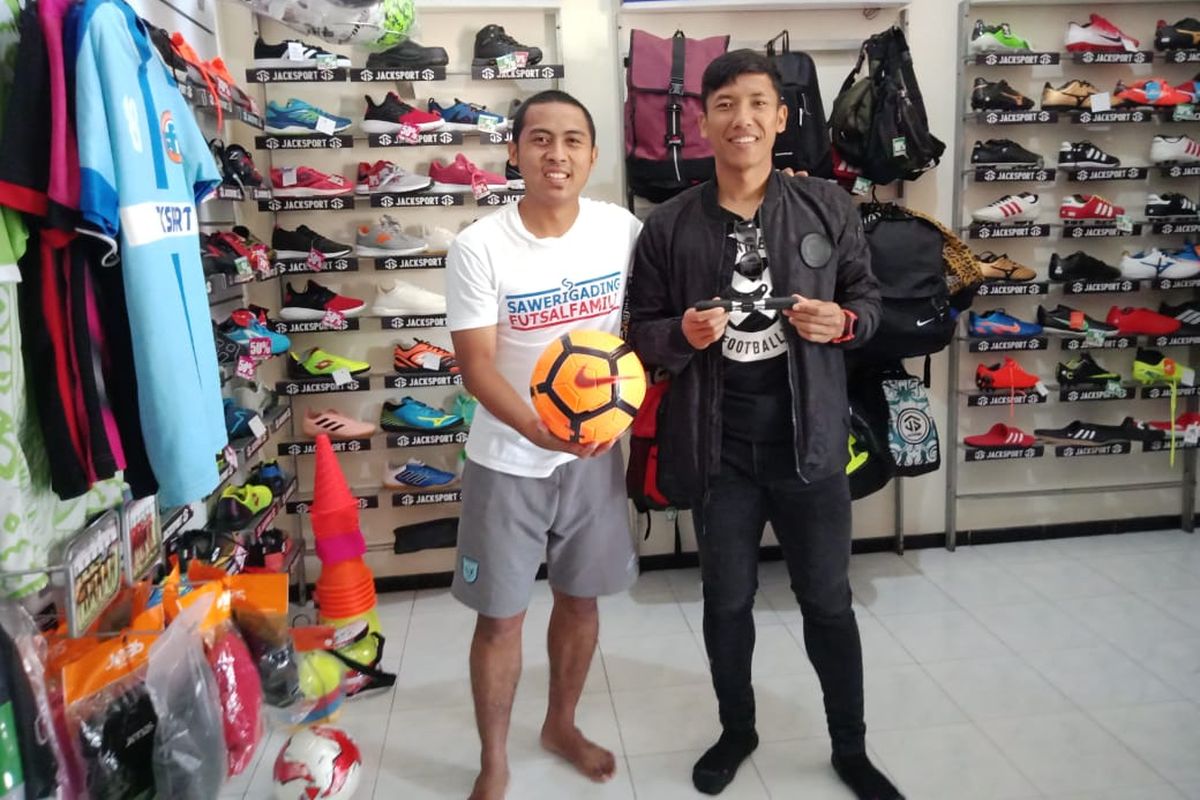 Mantan pemain PSS Sleman yang memiliki toko olahraga di Malang foto bersama Achmad Bustomi.