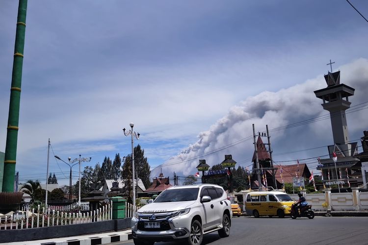 Gunung Sinabung Mengalami Erupsi, Kolom Abu Mencapai 3.500 Meter