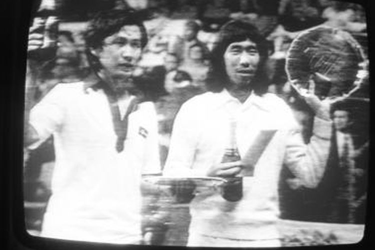Juara Ganda All England: Tjun Tjun (kanan) dan Johan Wahyudi (kiri), saat menjadi juara ganda putra All England 1980, di Empire Pool Wembley, London, Sabtu, 22 Maret 1980. Mereka menjadi juara setelah mengalahkan pasangan Inggris, Ray Stevens/Mike Tredget