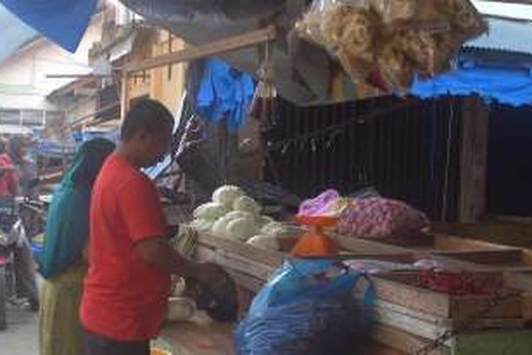 Sjumlah pdagang di pasar tradisional Kota Mereudu, Kabupaten Pidie Jaya, Sabtu (10/12/2016) satu persatu sudah memulai aktifitas perdagangan mereka, walaupun harus berisisan dengan sisa bongkahan ruko yang runtuh.*****