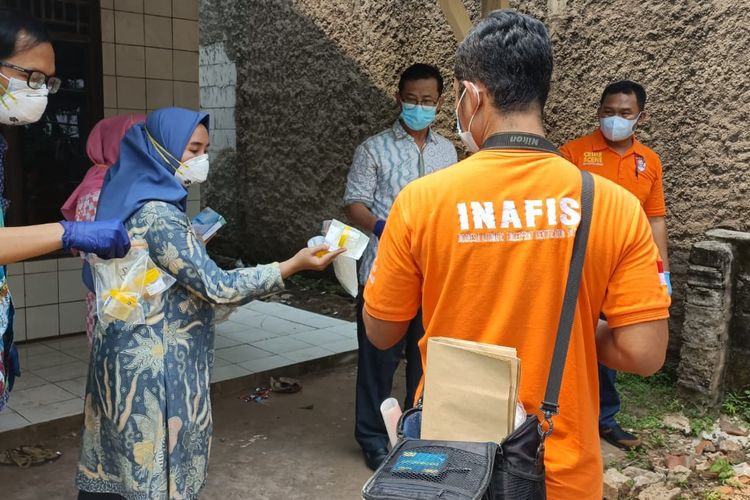 Petugas dari Inafis dan puskesmas Bantar Gebang serta Dinas Kesehatan Kota Bekasi saat menggelar olah tkp di bangunan kontrakan di Ciketing Udik, Bantar Gebang, Kota Bekasi, Kamis (12/1/2023).