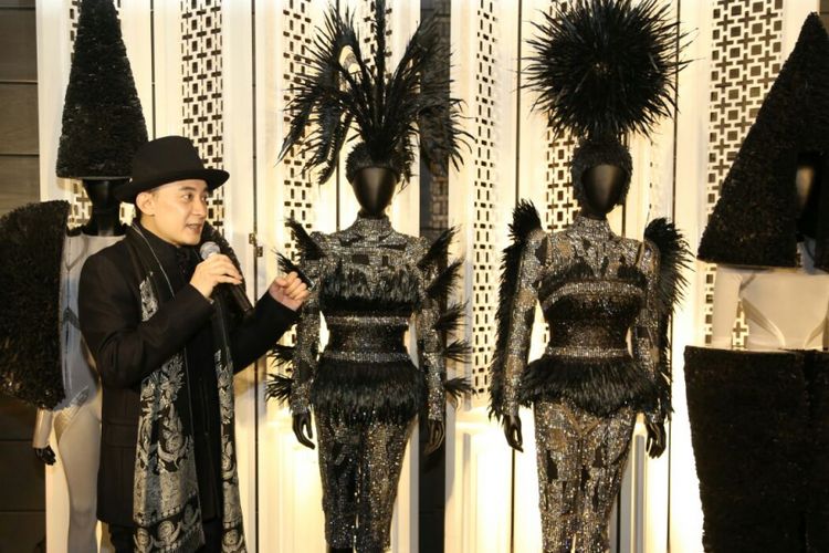 Desainer aksesoris kenamaan, Rinaldy A Yunardi di depan koleksinya, Encapsulate dan Cosmos yang memenangkan tiga penghargaan di ajang World of WearableArt (WOW), Wellington, Selandia Baru pada akhir September 2017.