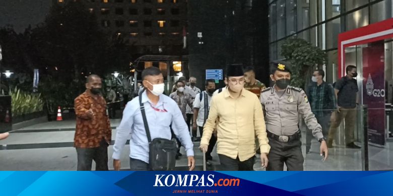 Bupati Bangkalan Abdul Latif Tiba di KPK, Bawa Koper dan Belum Diborgol
