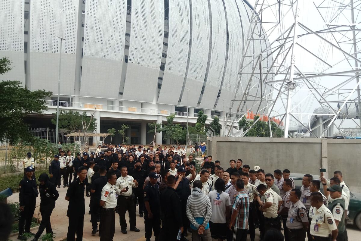 Ratusan sekuriti geruduk Rusun Kampung Susun Bayam, Selasa (21/5/2024).