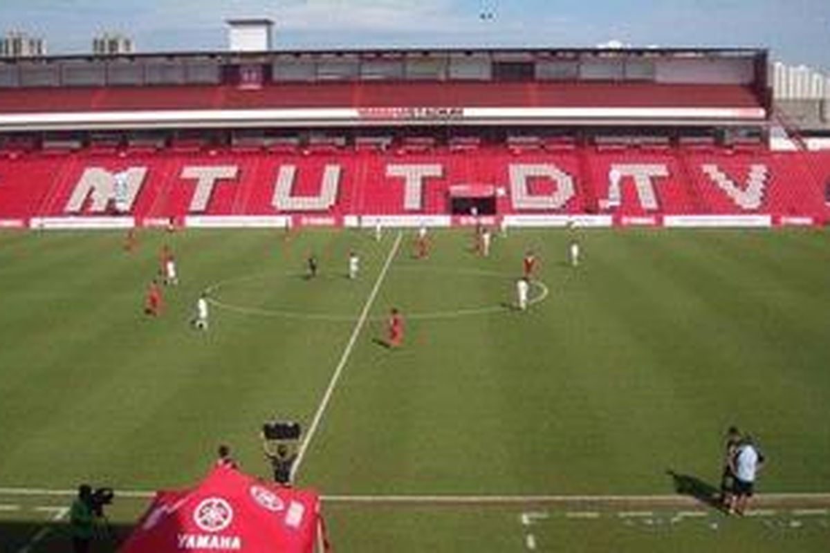 Tim Yamaha U-13 Indonesia (merah) memainkan babak kedua semifinal Yamaha ASEAN Cup dalam cuaca cerah, di Yamaha Stadium Muang Thong Thani, Minggu (17/7/2011).