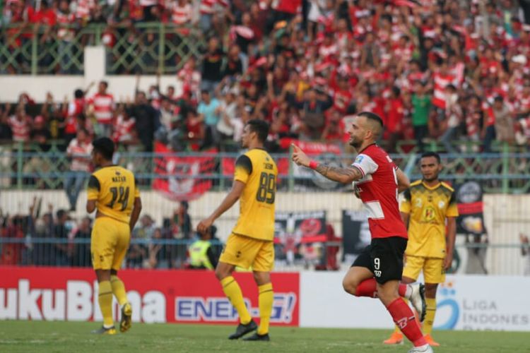 Striker Madura United, Aleksandar Rakic (merah), berselebrasi seusai mencetak gol ke gawang Bartio Putera. Laga Madura United vs Barito Putera pada lanjutan pekan ke-18 Liga 1 2019 di Stadion Gelora Bangkalan, Sabtu (14/9/2019), berakhir dengan skor 2-2. 