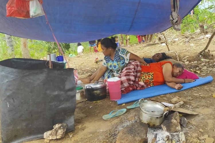 Pengungsi gempa asal Desa Kairatu, Kabupaten Seram Bagian Barat masih bertahan di sejumlah titik lokasi pengungsian di perbukitan Wailala di desa tersebut, Rabu (9/10/2019). Saat ini banyak dari para pengungsi di lokasi tersebut yang terserang penyakit akibat sanitasi yang buruk dan minimnya bantuan obat-obatan dan tenda.