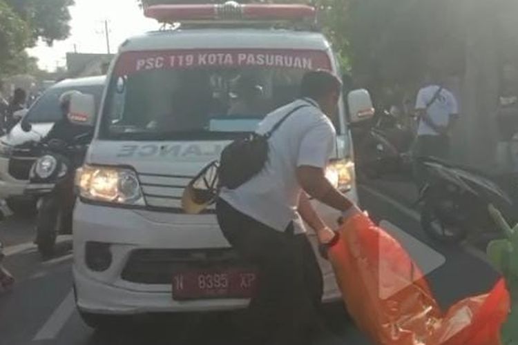 Seorang ibu asal Pasuruan tewas di jalan usai terjatuh dan tertabrak motor lainnya, Rabu (06/08/2025) 