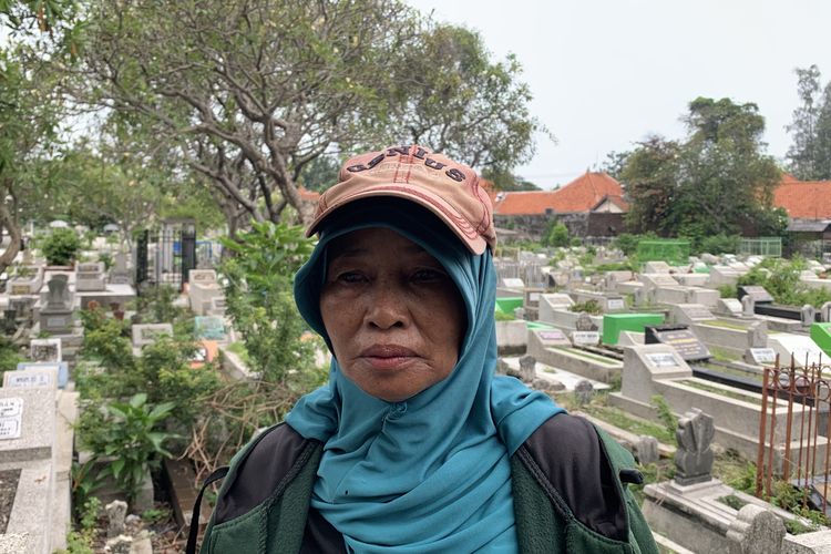 Doa Mariyah di antara Nisan, 24 Tahun Menyapu Makam, Bertahan dengan Sapu Lidi