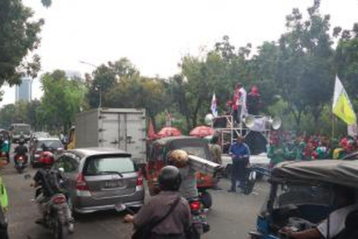 Aksi unjuk rasa massa buruh, di depan Balaikota Jakarta, Kamis (23/10/2014)