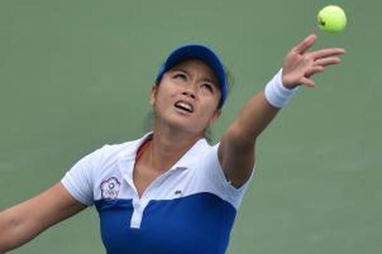 Petenis Taiwan, Chan Yung Jan, melakukan servis saat bertemu petenis Tiongkok, Duan Yingying, pada laga pertama final beregu putri Asian Games 2014 di Incheon, Korea Selatan, Rabu (24/9/2014).