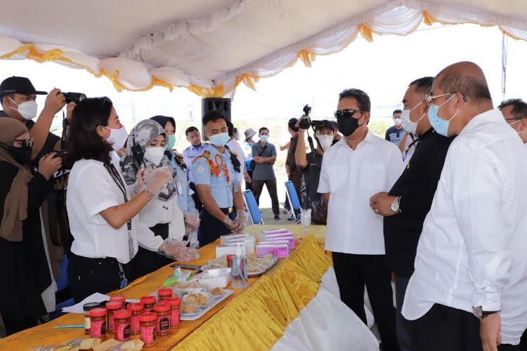 Menteri Kelautan dan Perikanan (KP) Sakti Wahyu Trenggono saat melakukan kunjungan kerja ke Politeknik KP Jembrana Bali di bawah Badan Riset dan Sumber Daya Manusia Kelautan dan Perikanan (BRSDM) KKP, Jumat (30/7/2021).