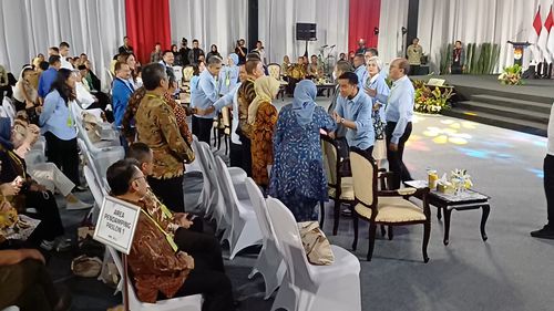 Di Acara Paku Integritas KPK, Prabowo-Gibran Salami Istri Anies dan Cak Imin