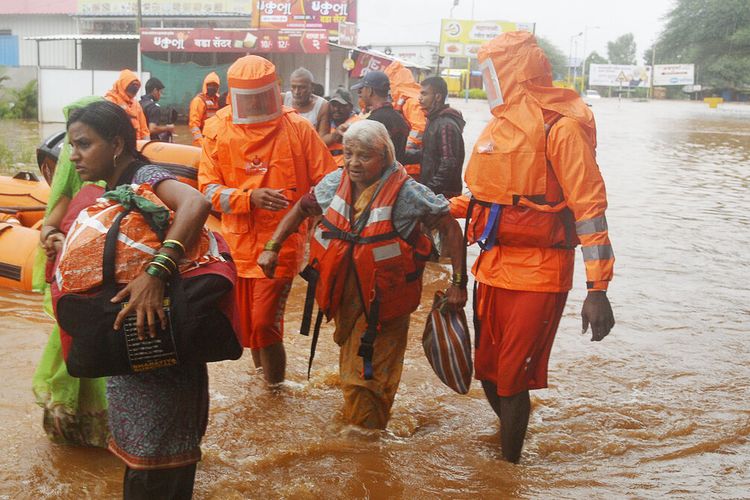 Personel Pasukan Tanggap Bencana Nasional menyelamatkan orang-orang yang terdampar di banjir di Kolhapur, di negara bagian Maharashtra, India barat, Jumat, 23 Juli 2021.