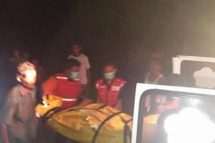 Jenazah Tri Handayani (31) yang tewas ditabrak kereta api Prambanan Ekspres dimasukkan ke dalam ambulans.