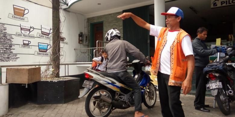 Bardi Safii saat bekerja jaga parkir di Kawasan Jalan Mangkubumi Kota Yogyakarta 