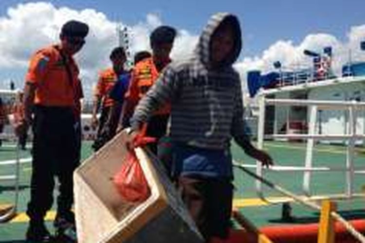 Seorang nelayan KM Mega Rizky 02 dievakuasi di dermaga SAR Kendari setelah ditemukan selamat di laut Banda akibat kapal mereka mati mesin. Foto Humas SAR Kendari