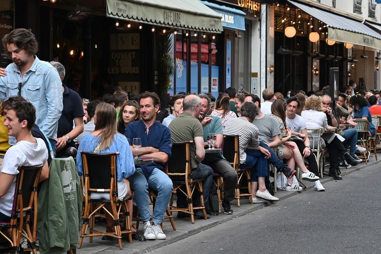 Pelanggan makan dan minum di teras cafe, di Paris, Perancis, 2 Juni 2020. Restoran dan cafe mulai buka setelah Perancis melonggarkan kebijakan lockdown di negaranya.