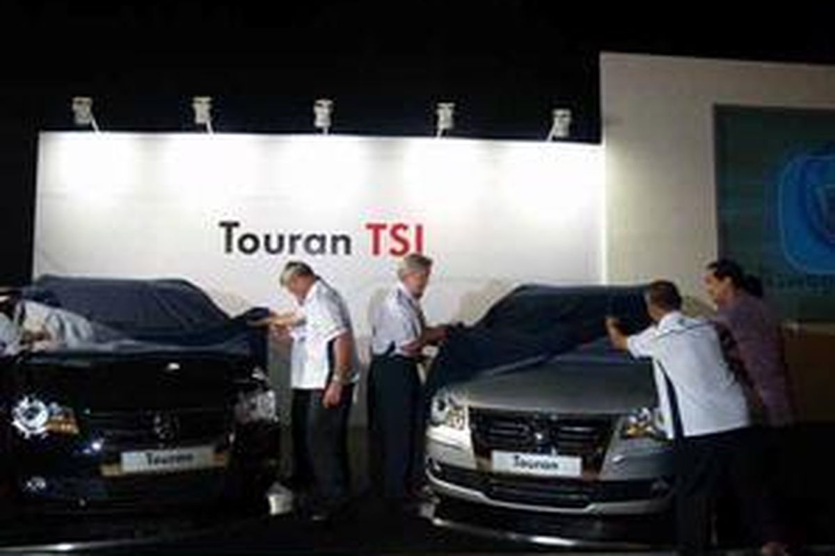 VW Touran diluncurkan oleh petinggi Indomobil, VW Jerman, ketua BKPM dan dirjen IATT.