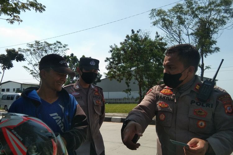 Kapospam Lamaran Iptu Wahyu Kurniawan saat menerima aduan ada KTP diduga milik pemudik jatuh di Jalan Lingkar Luar Karawang, Minggu (8/5/2022) siang.