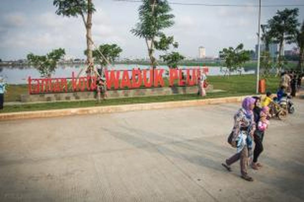 Kondisi Taman Kota Waduk Pluit, Penjaringan, Jakarta Utara Jumat (15/5/2015). 