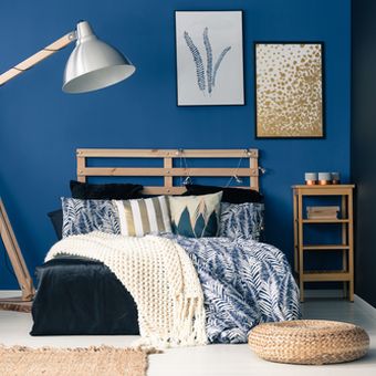 Ilustrasi kamar dengan warna dinding biru.