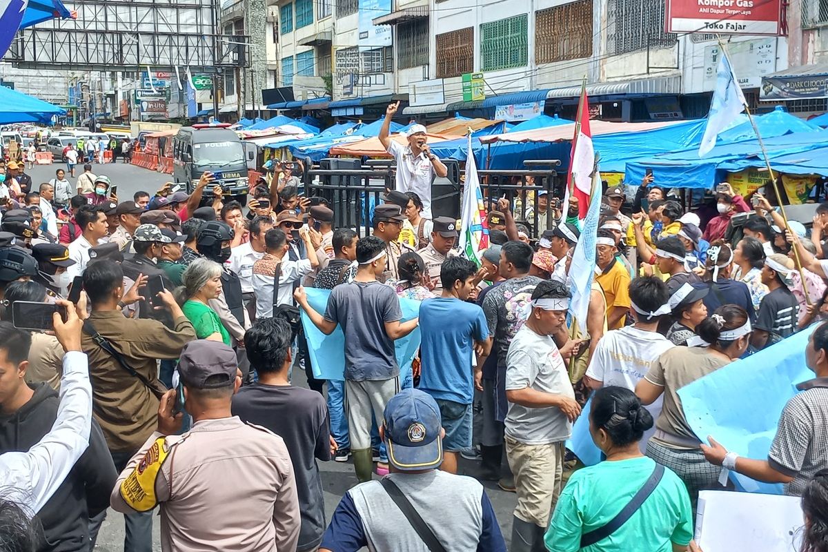 Foto: Aksi unjuk rasa pedagang Pasar Horas Jaya Pematangsian?ar di Jalan Merdeka Kota Pematangsiantar, Sumatera Utara, Selasa (10/5/2025).