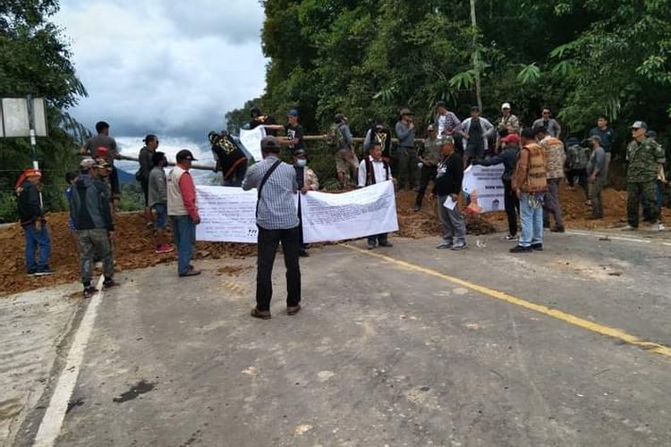 Warga Adat Dayak Lundayeh di dataran tinggi Krayan Nunukan Kaltara,  blockade jalan utama keluar masuk RI Malaysia Ba'kelalan - Long Midang. Tingginya harga bapokting diduga akibat monopoli perdagangan koperasi