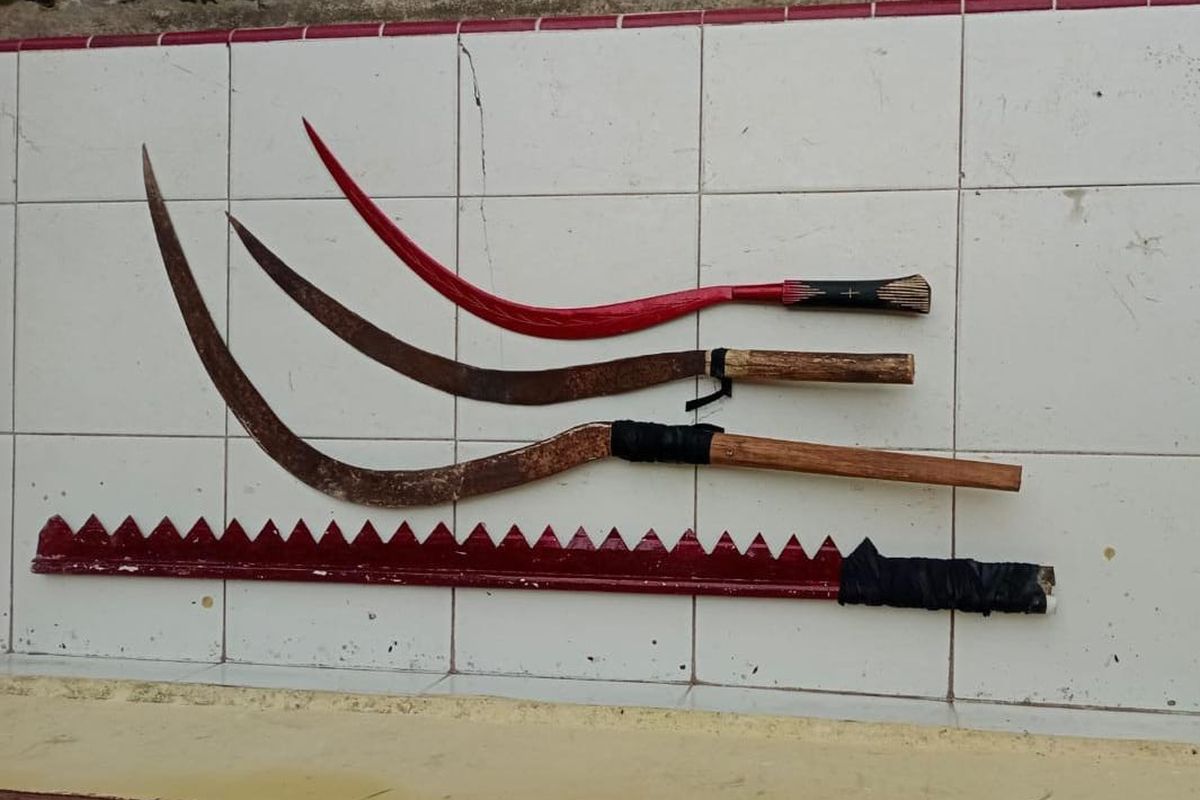 Polisi menyita 4 sejata tajam yang digunakan 22 anggota Geng Motor saat hendak tawuran di Desa Hamparan Perak, Deli Serdang, Selasa (28/5/2024