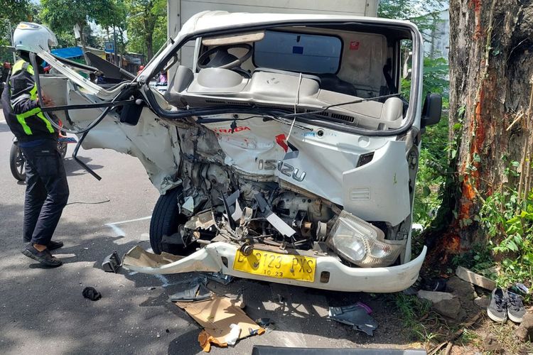 Salah satu mobil pick up yang terlibat kecelakaan beruntun enam kendaraan di Jl Kapten Tendean, Kota Kediri, Jawa Timur, Senin (20/2/2023). 