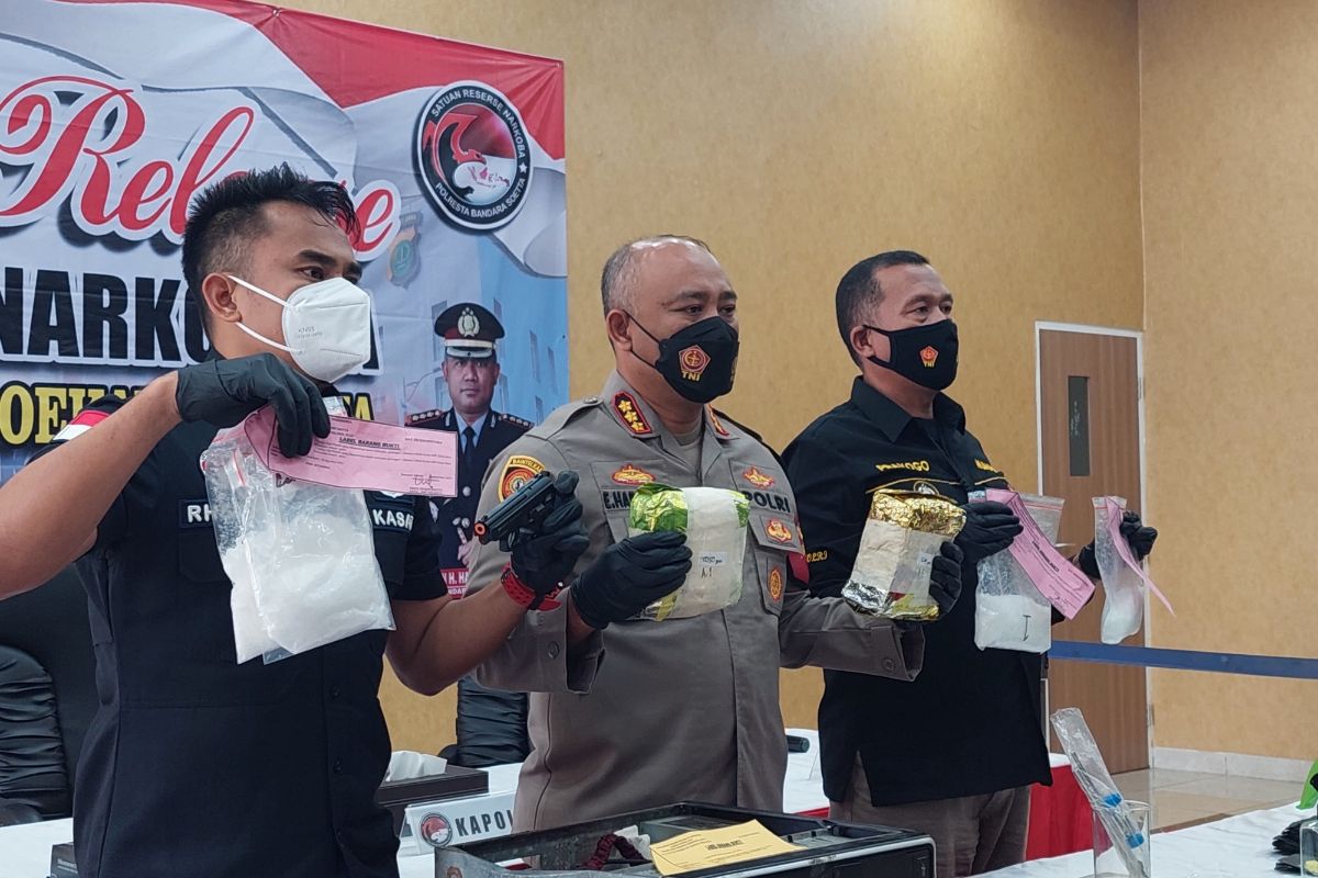 Polisi saat mengungkap kasus narkotika jenis sabu di Mapolresta Bandara Soekarno-Hatta, Kota Tangerang, Rabu (10/11/2021).