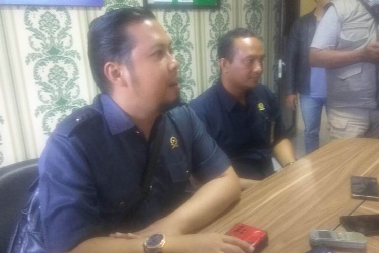 Humas Pengadilan Negeri Ciamis, Indra Muharam (kiri) menjelaskan putusan terhadap dua terdakwa yang menabrak bocah kembar di Pangandaran.