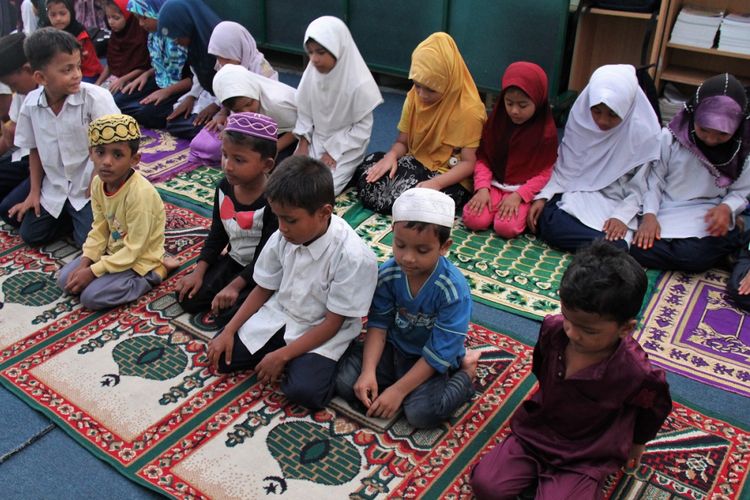 Anak-anak di Darur Eslah Academy, Ampang, Malaysia, belajar tentang rukun-rukun islam termasuk Shalat