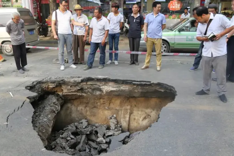 Lubang besar di Zhengzhou, China, disebabkan penurunan tanah.