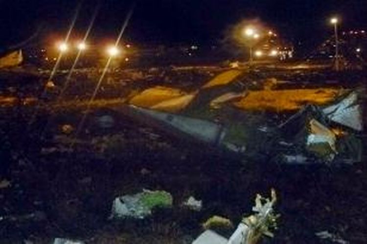 Bangkai pesawat Boeing 737 yang mengalami kecelakaan saat mencoba mendarat di Bandara di Tatarstan, Rusia, Minggu (17/11/2013) malam. Seluruh penumpang dan awak pesawat tewas.