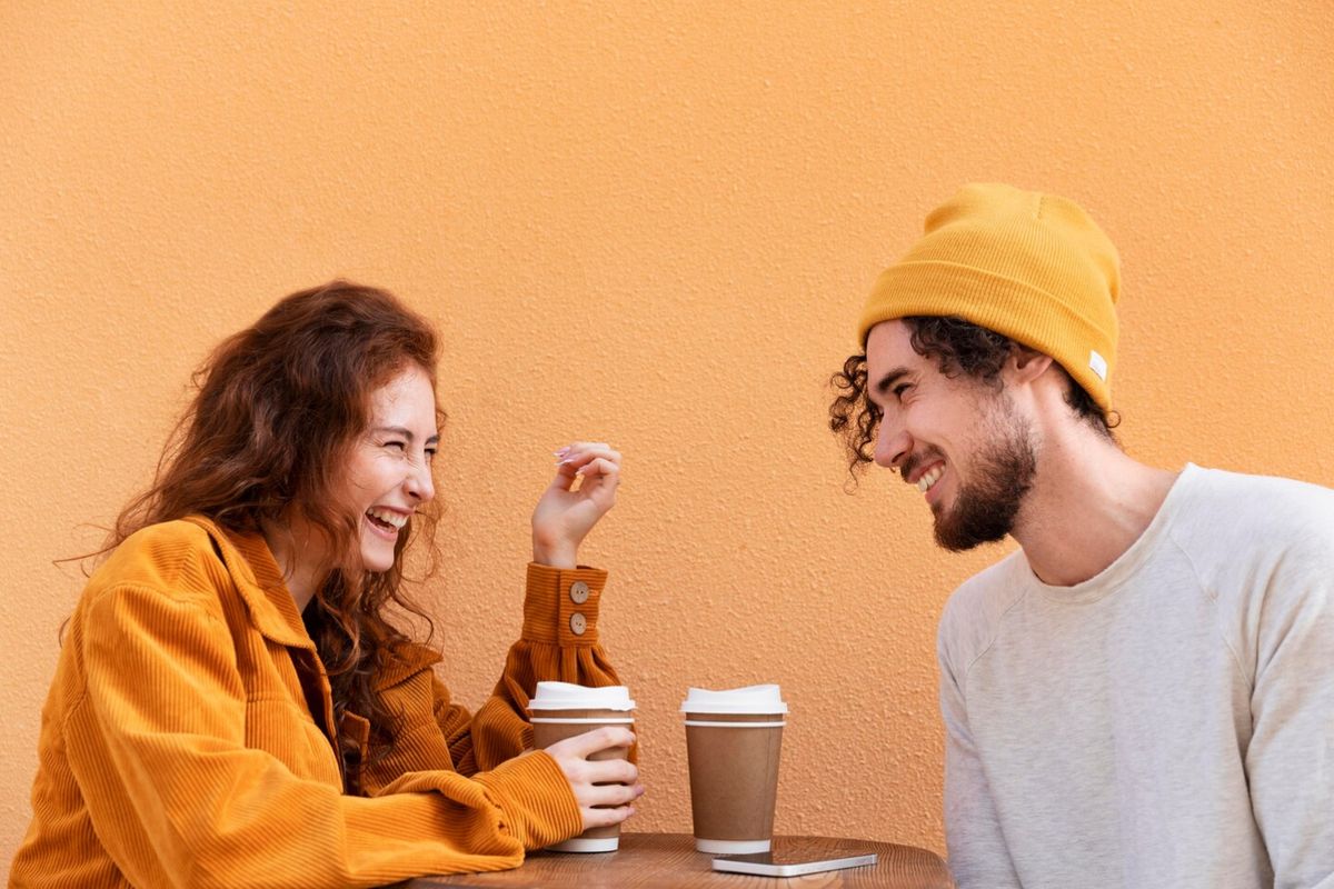 Curhat ke orang asing sering terasa lebih nyaman karena netral dan aman. Psikolog sebut ini coping instan, bukan solusi jangka panjang.