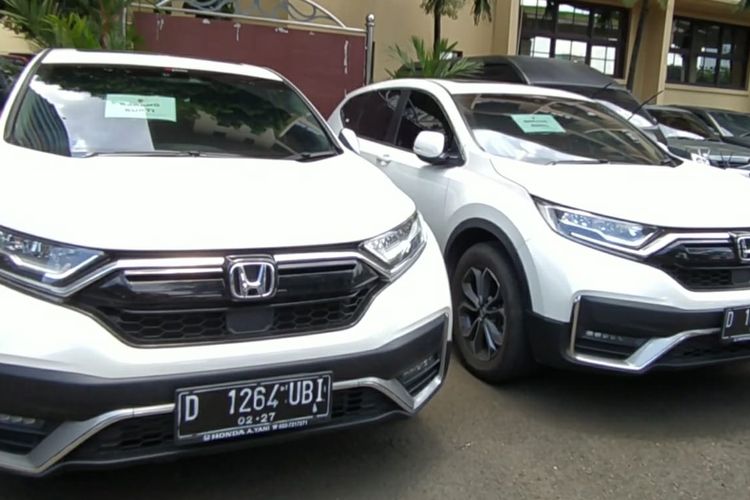 Dua unit mobil Honda CRV milik tersangka kasus penipuan via aplikasi Qoutex, Doni Muhammad Taufik alias Doni Salmanan