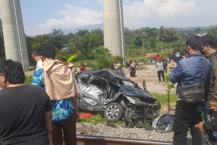 Sebuah mobil dengan nomor polisi D 1859 AJV bertabrakan dengan KA 7330 (KA Feeder) relasi Padalarang-Bandung di KM 142+9 petak jalan Padalarang-Cimahi pada Kamis (14/12/2023) yang menyebabkan korban jiwa sebanyak enam orang. Saat ini korban sudah dibawa ke kepolisian setempat.