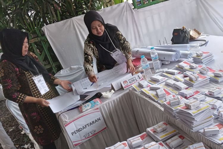 Sejumlah anggota KPPS di Kabupaten Cianjur, Jawa Barat tengah merapikan surat suara Pemilu 2024 hasil coblosan, Rabu (14/2/2024).