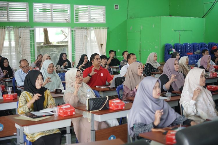 Dompet Dhuafa menggelar pelatihan teknik khusus untuk membaca guna membumikan Al-Qur?an Isyarat. Peserta terdiri dari orangtua, teman tuli, guru SLB, relawan teman tuli, dan guru agama setempat di Riau.