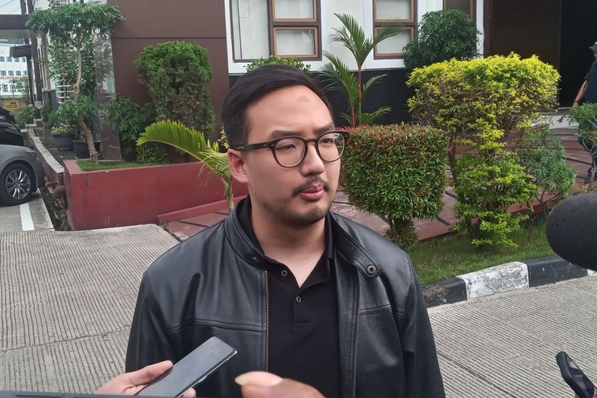 Kuasa Hukum Pelapor, Regan Jayawisastra melaporkan seorang pengusaha berinisial RD usai meminjam uang Rp.2 miliar namun tak dikembalikan. Pelaporan di Mapolda Jabar, Kota Bandung, Selasa (7/4/2026).