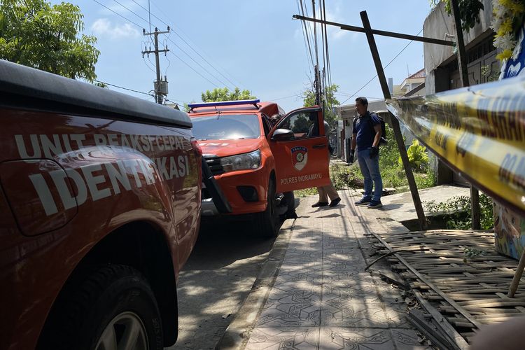 Polisi saat melakukan olah TKP ulang kasus tewasnya satu keluarga di Kelurahan Paoman, Kecamatan/Kabupaten Indramayu, Jawa Barat, Kamis (4/9/2025)