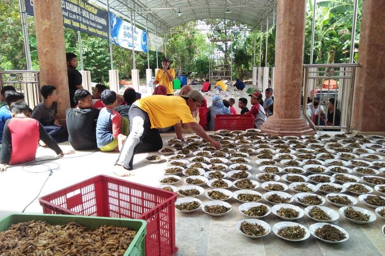 Tradisi menyajikan kolak ayam untuk menu buka puasa di Masjid Sunan Dalem pada hari ke-22 Bulan Ramadhan di Desa Gumeno, Kecamatan Manyar, Gresik. yang bertahan hingga saat ini.