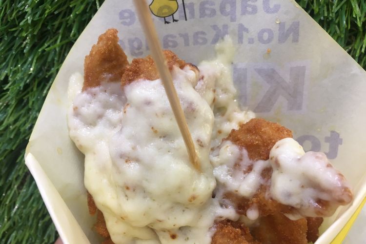 Chicken karaage berbentuk stik dari gerai Kin No Torikara di Aeon Jakarta Garden City, Cakung, Jakarta Timur, Kamis (16/11/2017).