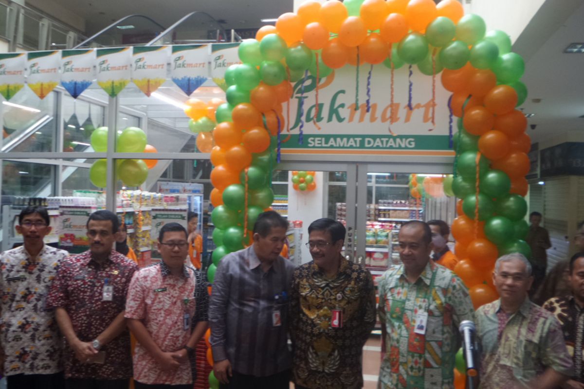 Plt Gubernur DKI Jakarta Djarot Saiful Hidayat saat meresmikan toko modern Jakmart di Pasar Jatibening, Jakarta Timur, Jumat (19/5/2017)