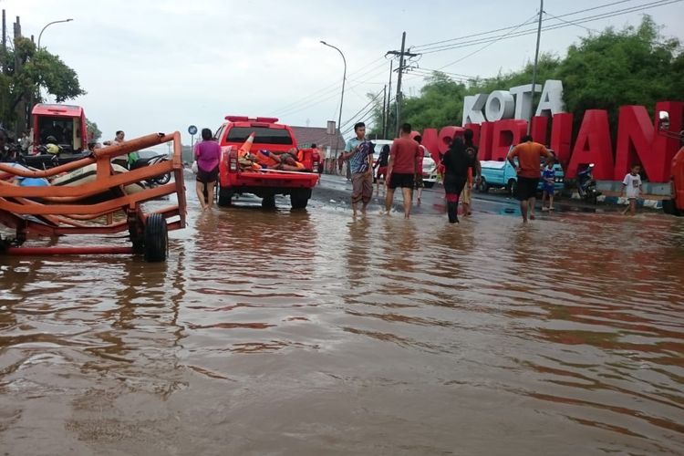 Ruas jalan nasional yang menghubungkan Surabaya-Banyuwangi di Kota Malang, yang lumpuh akibat terendam banjir, Senin (29/4/2019)