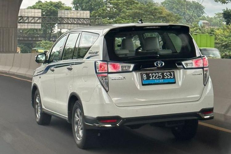 Innova EV Concept tertangkap kamera sedang melintas di jalan tol Bekasi arah Jakarta. Gambar diambil oleh Muhammad Joned